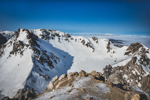 冬の焼岳の火口、雪に覆われた北アルプスの山頂
