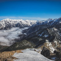 焼岳の大パノラマと雪化粧した稜線（北アルプス）の写真