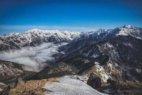 焼岳の大パノラマと雪化粧した稜線（北アルプス）