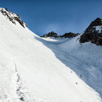 焼岳山頂に続く登山者の足跡（北アルプス冬季）の写真