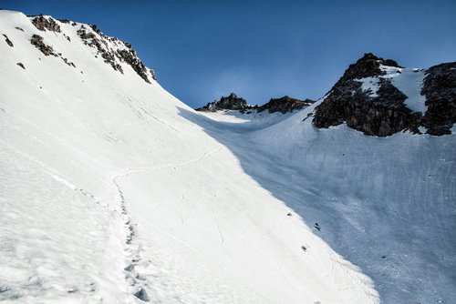 焼岳山頂に続く登山者の足跡（北アルプス冬季）