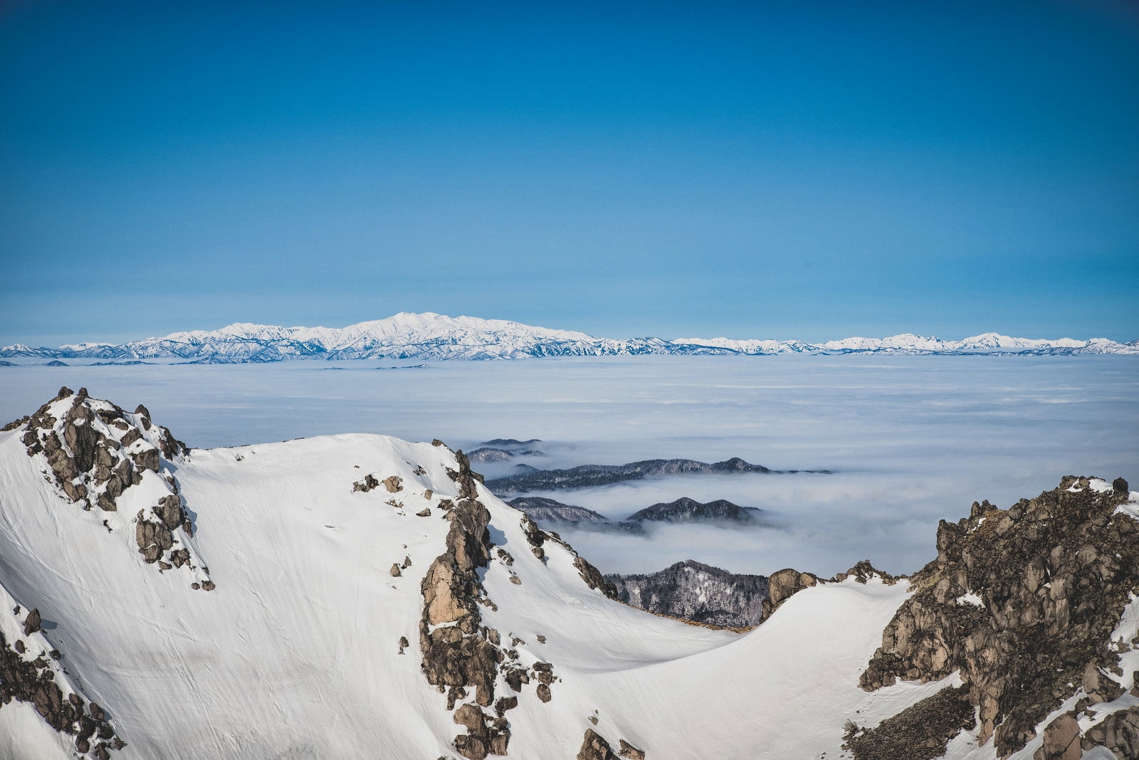 焼岳山頂から白山方面を望んだ雪化粧した山々の風景