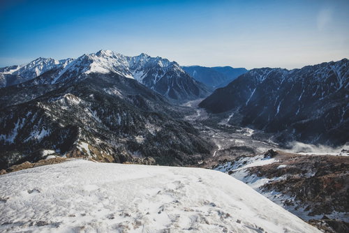 焼岳山頂から眺める穂高方面の雪景色と北アルプスの山並み