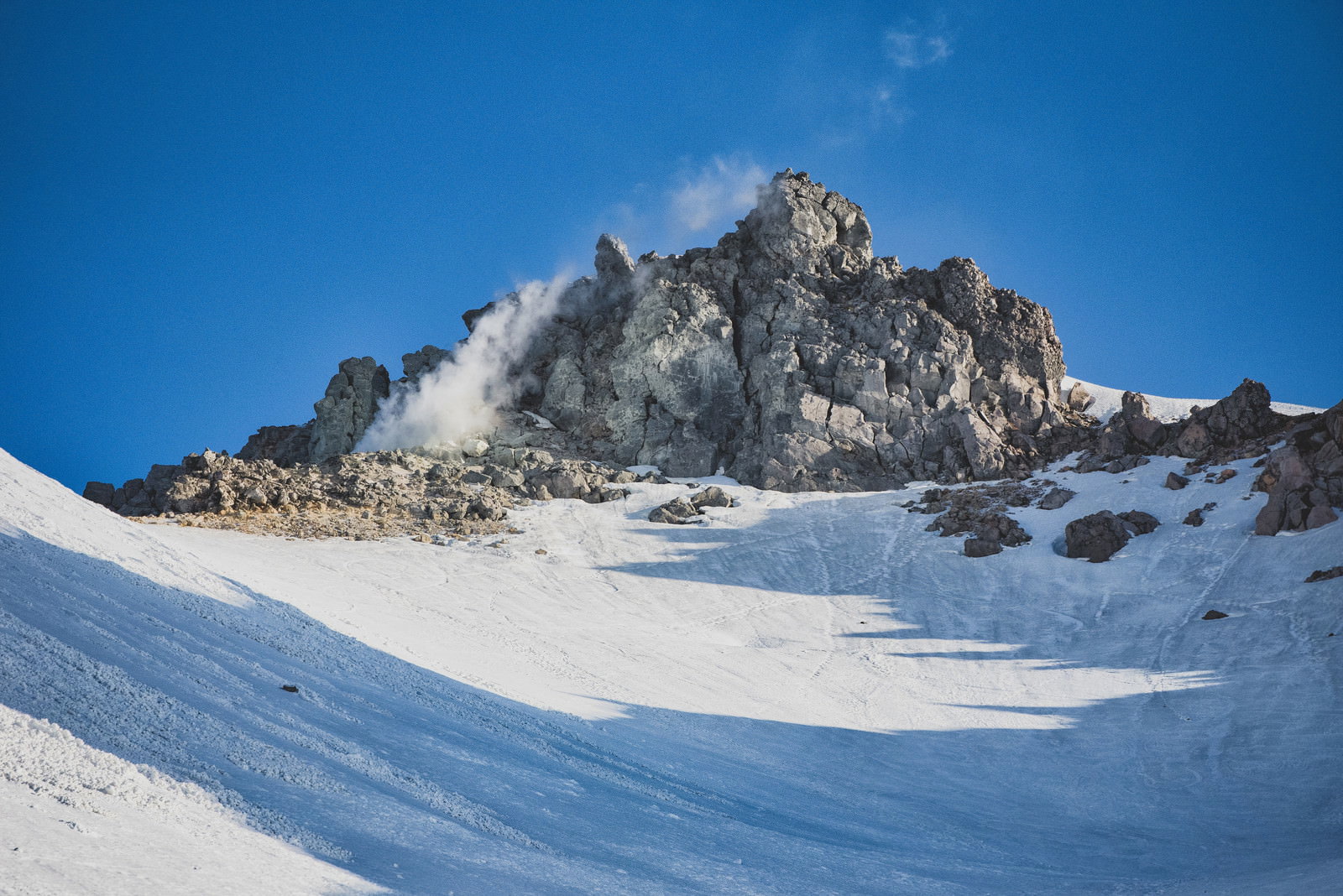 雪化粧した焼岳山頂付近の噴気孔から立ち上る白い蒸気
