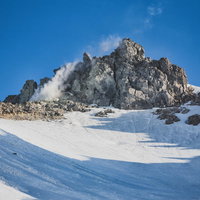 焼岳山頂付近の噴気孔から立ち上る白い蒸気（北アルプス冬景色）の写真