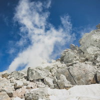 北アルプス焼岳の噴気孔から噴き出す白い噴気の写真