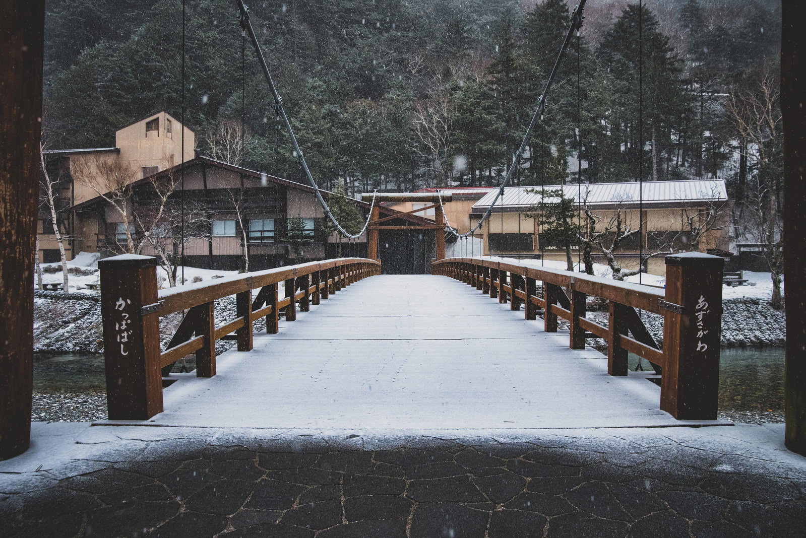 雪に覆われた河童橋と周囲の雪景色が美しい長野県の冬の風景