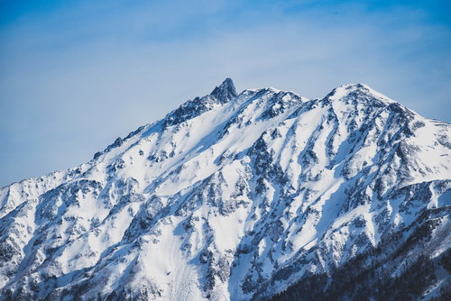 火山の岩峰と硫黄の痕跡・雪山