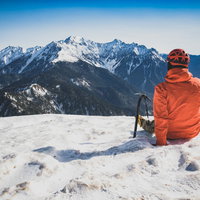 穂高岳に思いを馳せる休憩中の登山者の写真