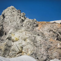 北アルプス焼岳の噴気孔に付着した黄色い硫黄の写真