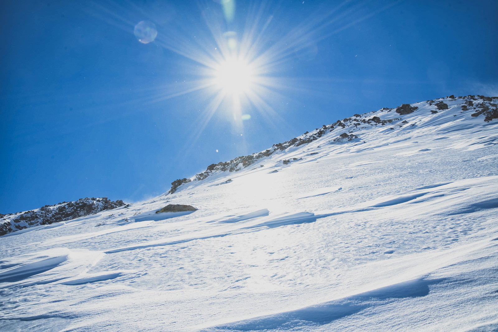 雪に覆われた山の斜面と雲海の俯瞰