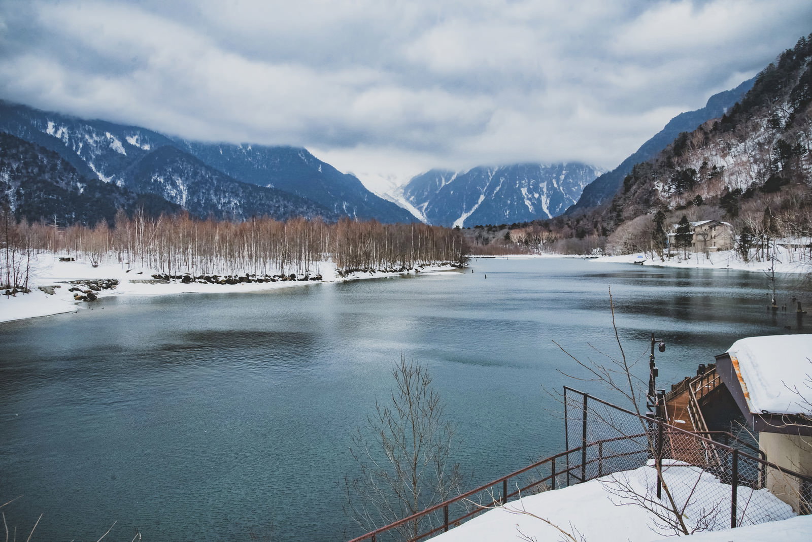 雪化粧した山々に囲まれた冬の上高地大正池の風景