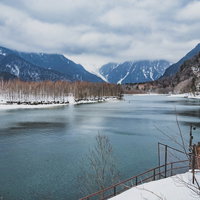 悪天候の上高地と積雪に覆われた大正池の冬景色の写真