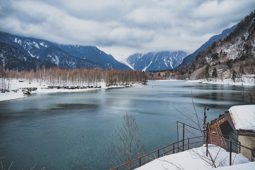 悪天候の上高地と積雪に覆われた大正池の冬景色