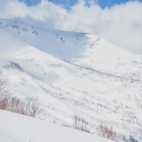 雲に覆われる乗鞍高原の冬山風景（飛騨山脈）の写真