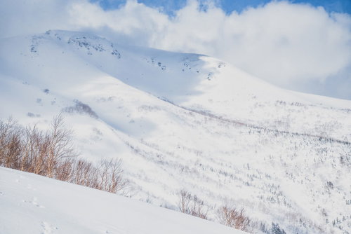 雲に覆われる乗鞍高原の冬山風景（飛騨山脈）