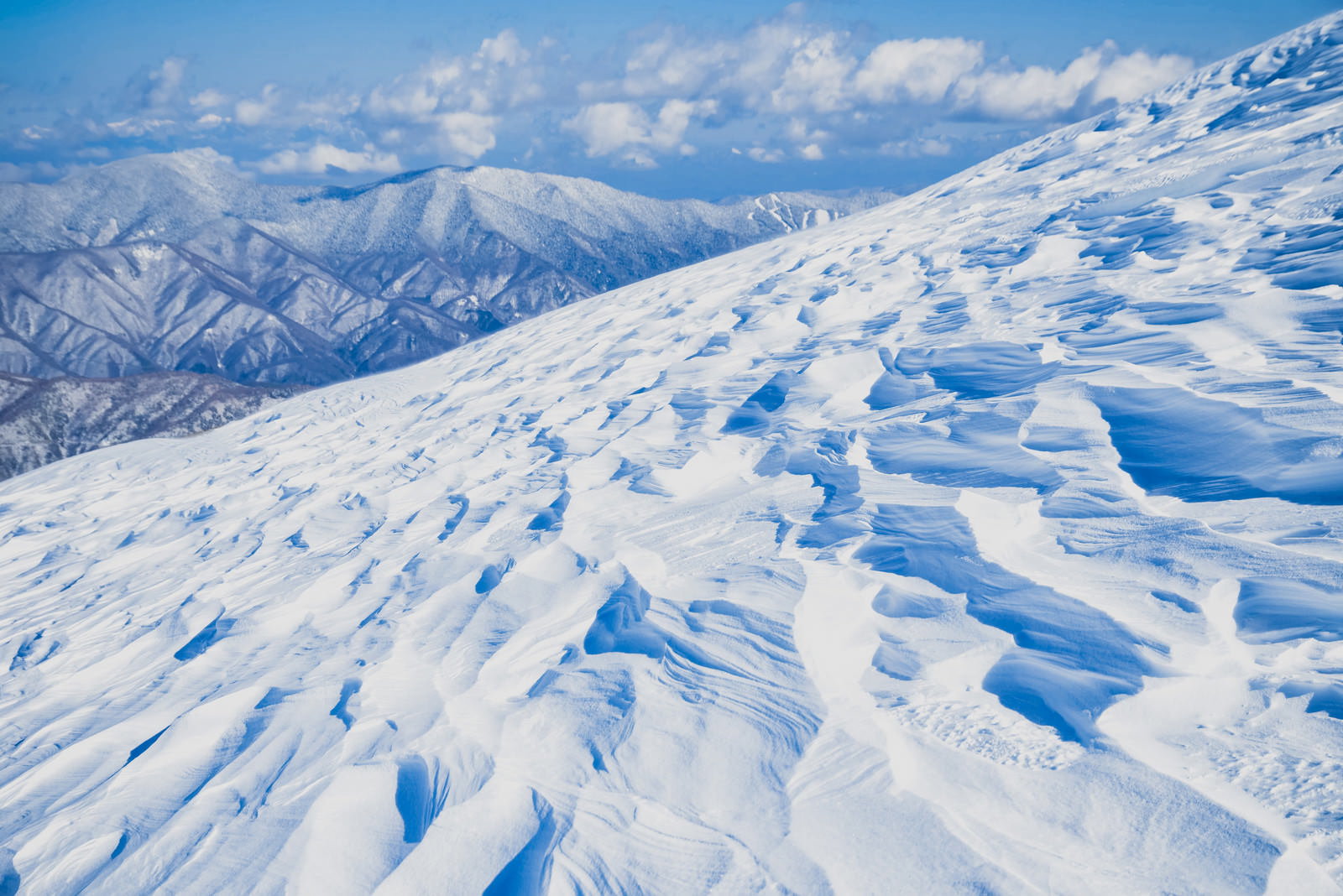 雪山の斜面に形成された巨大なシュカブラの連続する傾斜面