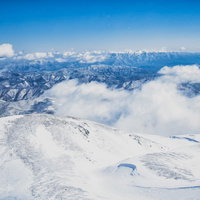 剣ヶ峰山頂の絶景、高天ヶ原方面を望む雪景色の写真