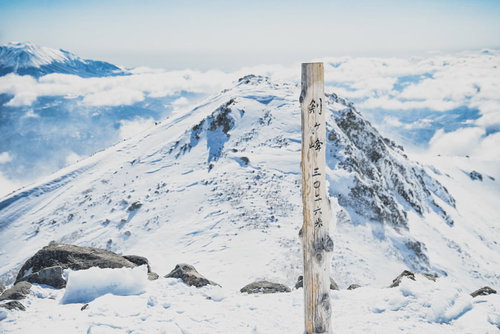 雪に覆われた剣ヶ峰山頂の標識