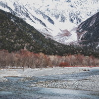 厳冬の上高地から見る穂高連峰へ続く梓川の雪景色の写真