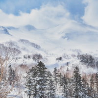 雪化粧した冬の乗鞍高原と飛騨山脈の山々、北アルプスの絶景の写真