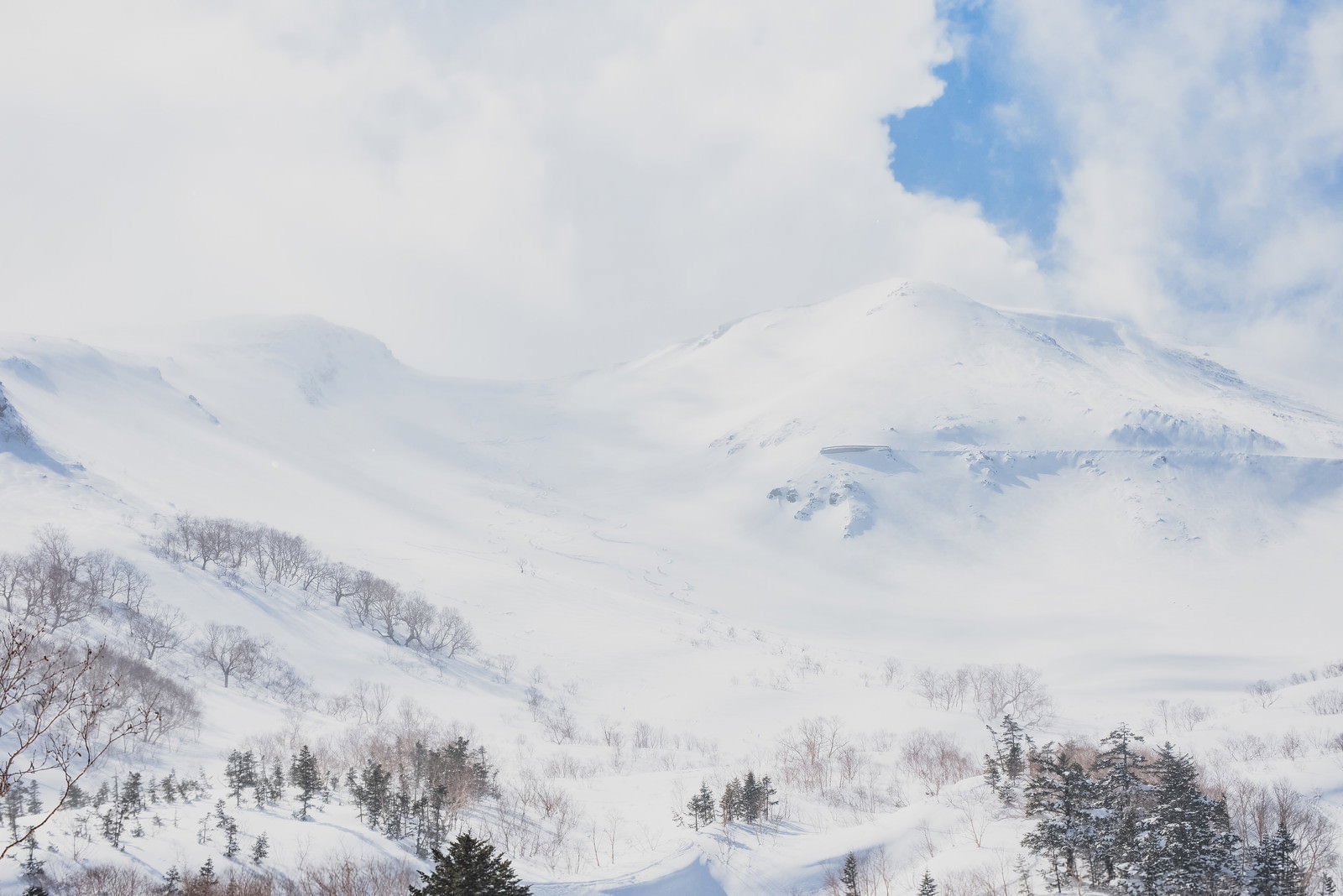 雪に覆われた乗鞍高原と空に浮かぶ雲の冬景色