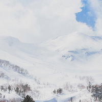 乗鞍高原に積もる雪と沸き立つ雲（北アルプス・冬景色）の写真