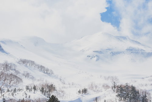 乗鞍高原に積もる雪と沸き立つ雲（北アルプス・冬景色）