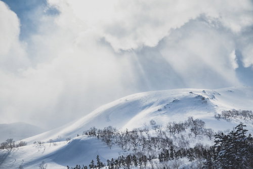 光芒が舞い降りる雪の乗鞍高原（北アルプス）