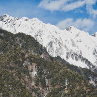 上高地から見る冬の西穂高稜線と雪化粧の連峰の写真