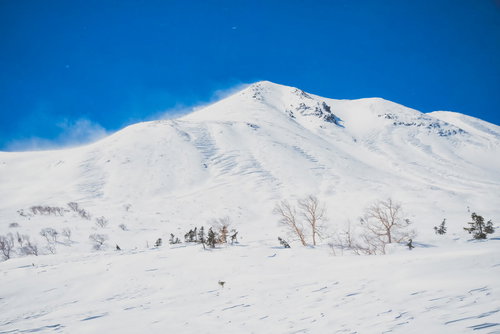 乗鞍高原から望む雪化粧した剣ヶ峰と北アルプスの山並み