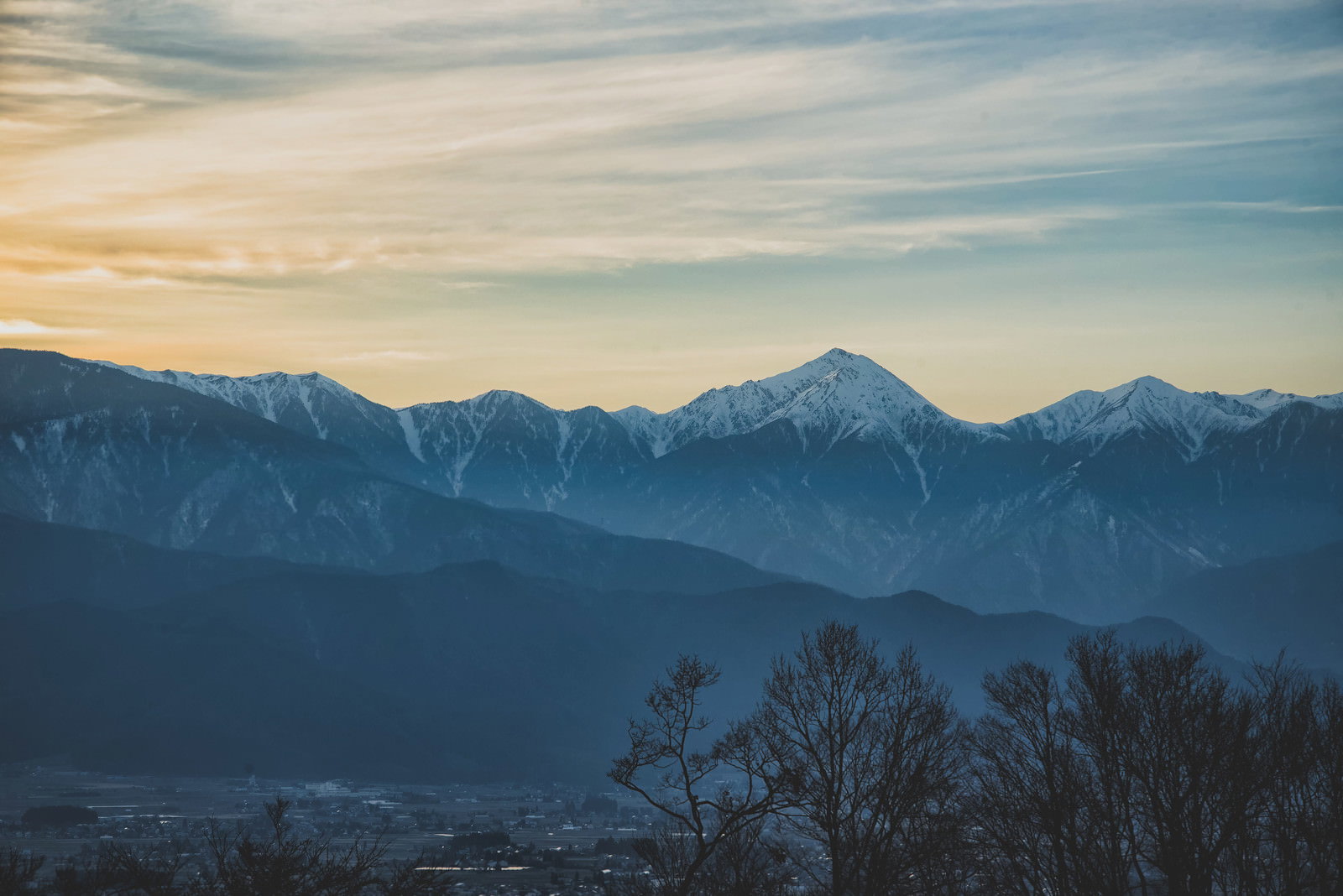 城山公園から撮影した夕焼け空と雪をかぶった山脈の風景