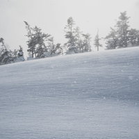 雪に覆われた山の斜面の雪原の世界の写真