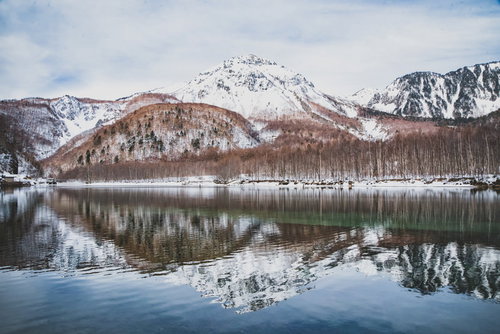 大正池に映る雪化粧の焼岳（飛騨山脈）の冬景色