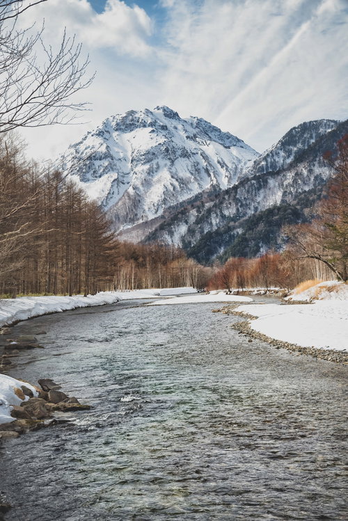 冬の梓川から望む雪化粧した焼岳と雪山の風景