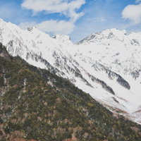 上高地から見る西穂高岳の積雪した稜線と北アルプスの冬景色の写真