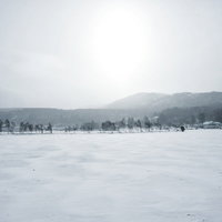 凍結した白樺湖の積雪景色の写真