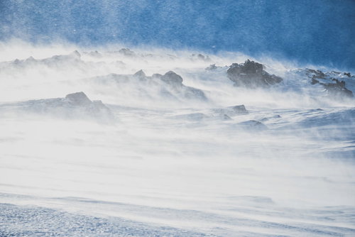 冬山に舞い上がる雪煙、青空に映える雪化粧の絶景