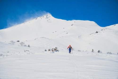摩利支天岳に向かうバックカントリースキーヤーの冬山登行