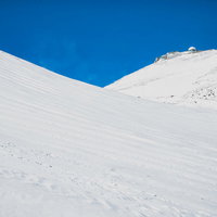 摩利支天岳山頂のコロナ観測所と雪景色の写真