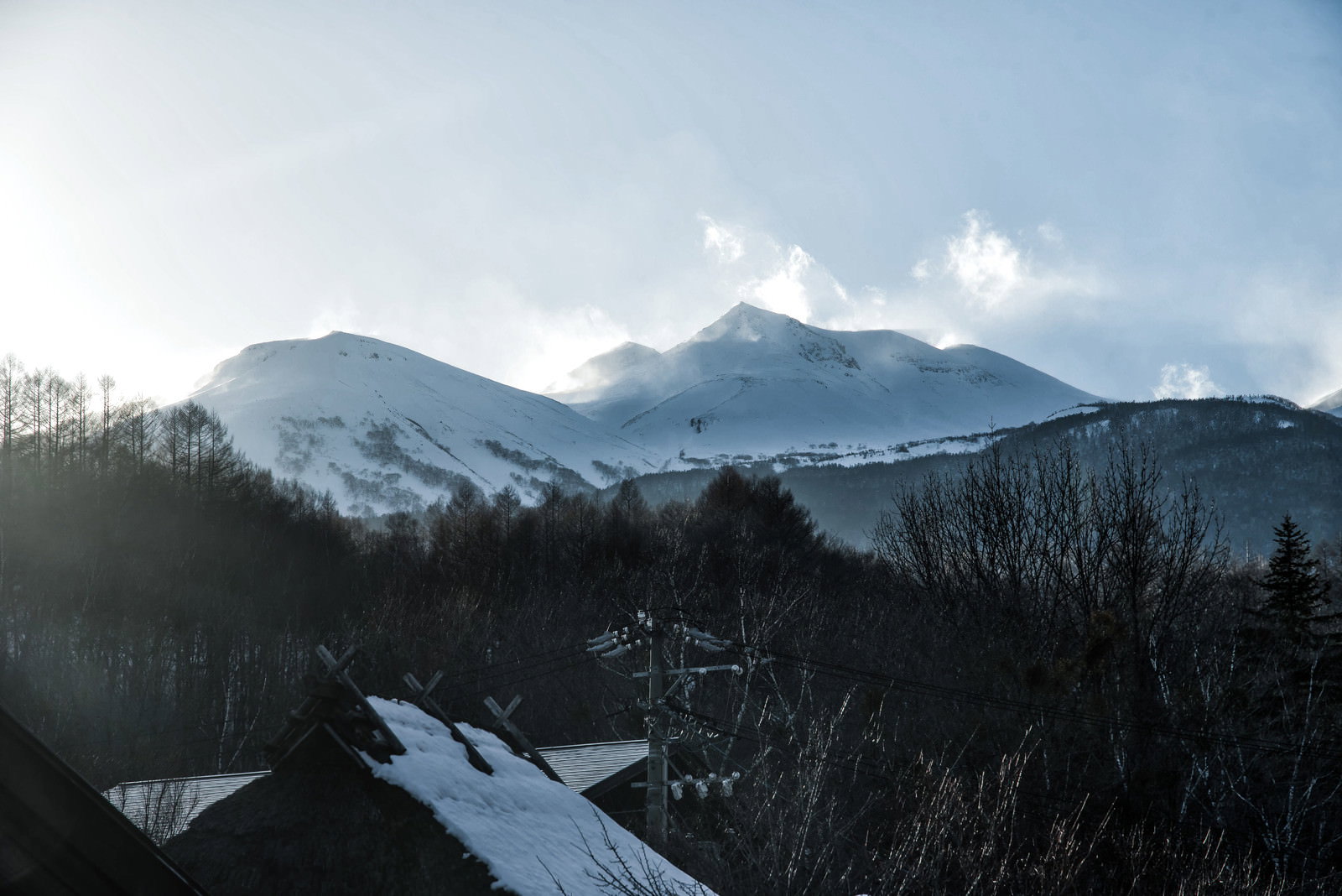 雪化粧した乗鞍岳を麓から見上げた冬の風景