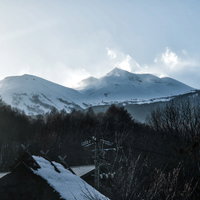 麓から見上げる雪化粧した乗鞍岳（北アルプス）の写真