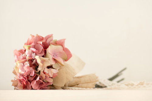 ベージュラッピングのピンク白グラデーションあじさい花束造花