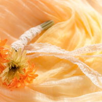 レース付きの造花花束の写真