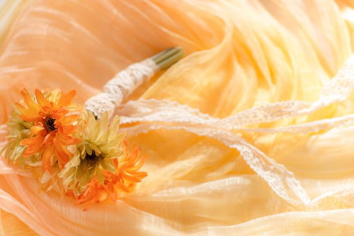 レース付きの造花花束