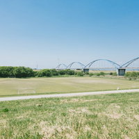 渡良瀬川の河川敷に広がるサッカー場と青空の写真