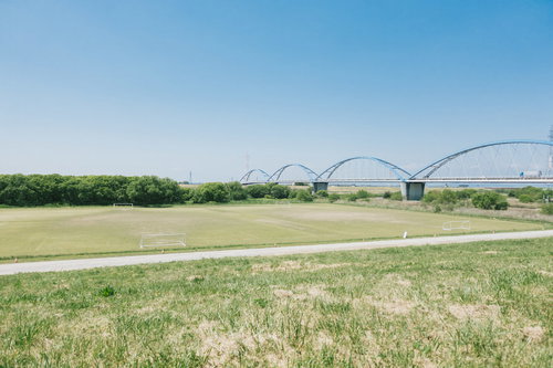 渡良瀬川の河川敷に広がるサッカー場と青空