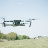 草原でマルチコプター（ドローン）を練習の写真