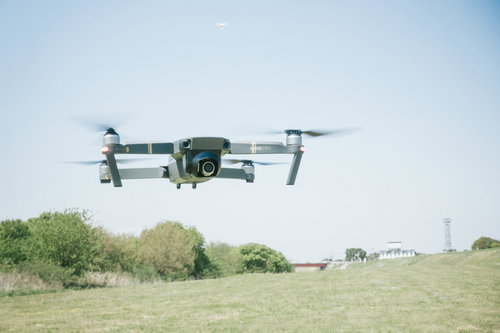 草原でマルチコプター（ドローン）を練習