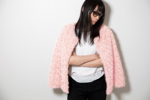 恋人ができてからグラサンに腕を組むようになった彼女のイメチェン